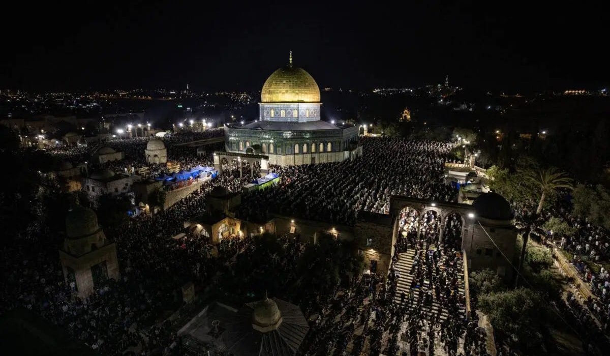 60,000 Palestinians Perform Isha, Taraweeh Prayers at Al-Aqsa Mosque